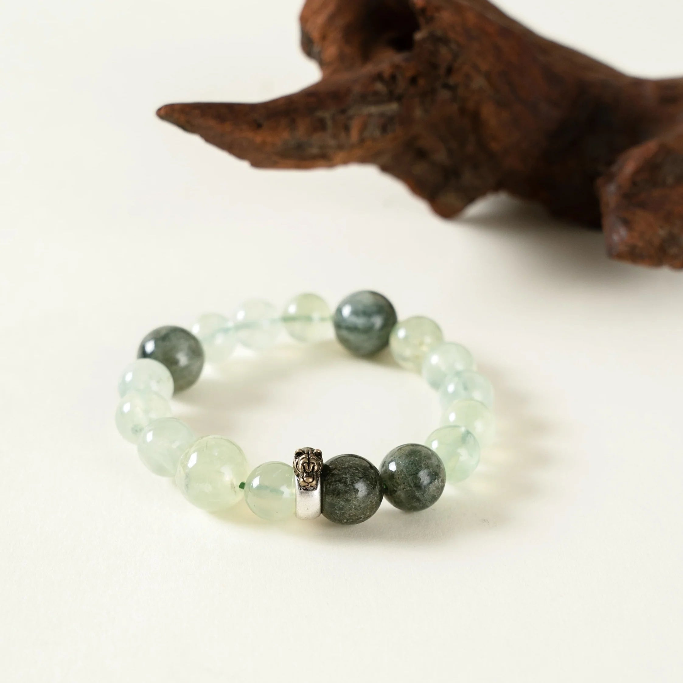 虎年生肖守護手鍊 – 葡萄石與拉長石，象徵勇氣