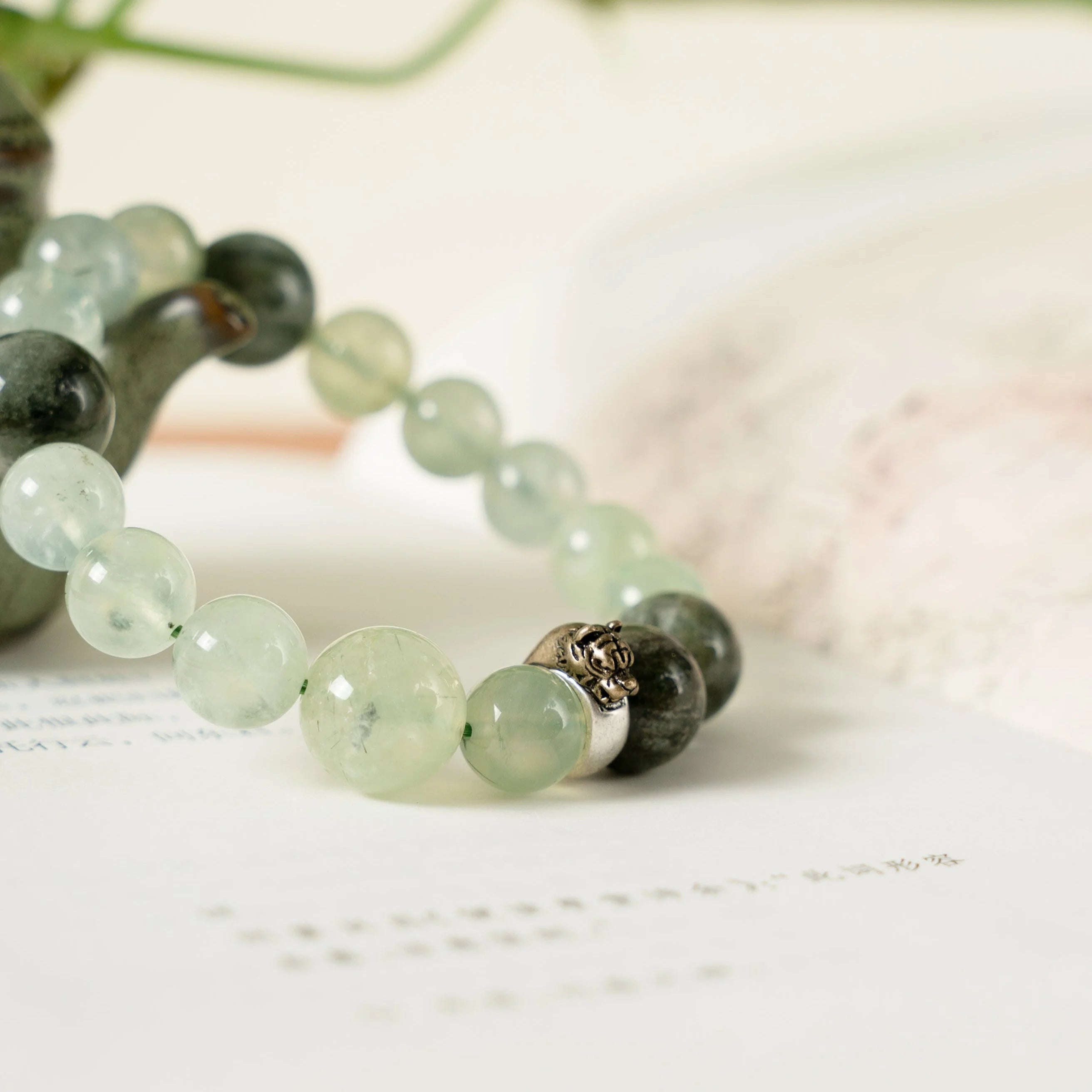 虎年生肖守護手鍊 – 葡萄石與拉長石，象徵勇氣