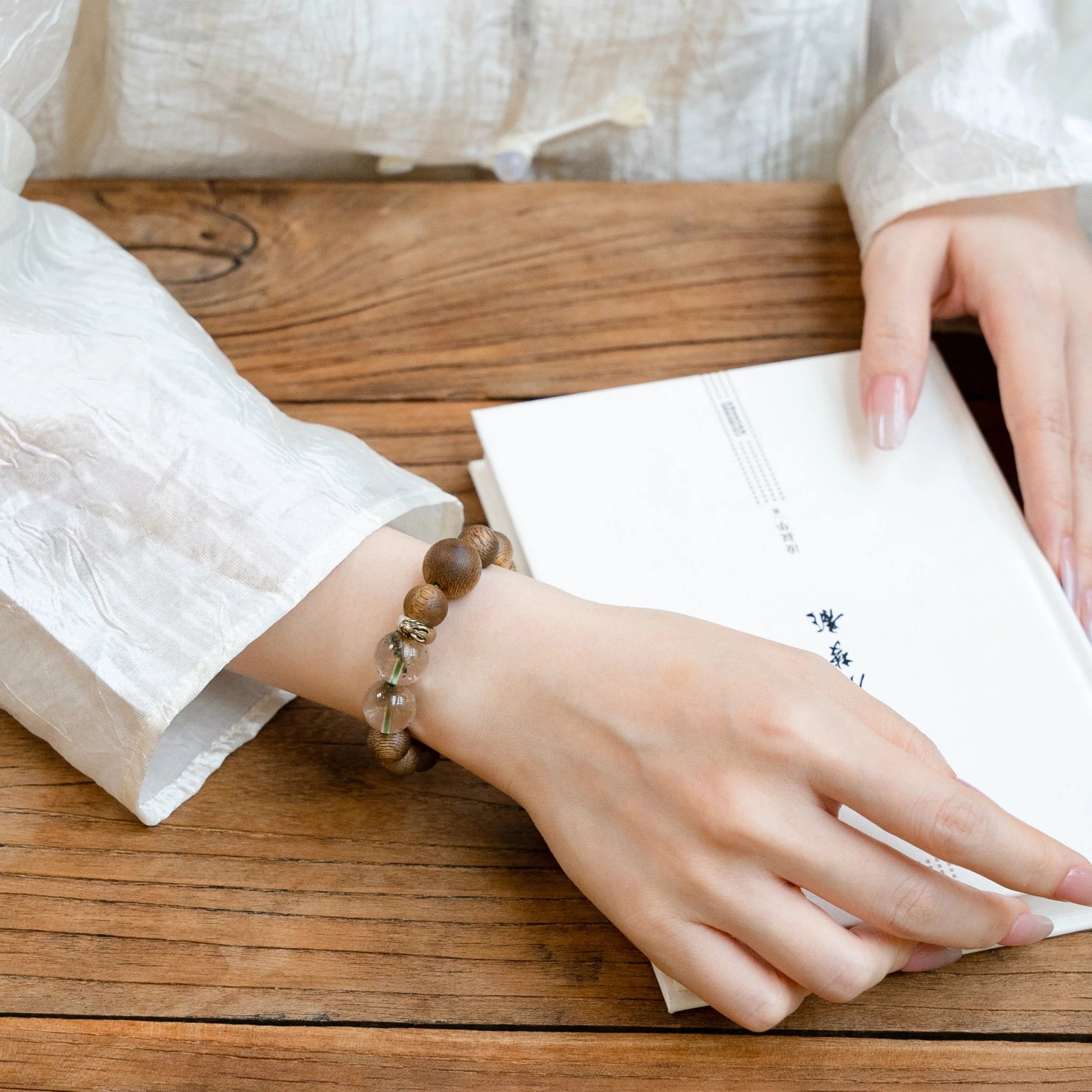 兔生肖守護手鍊 – 花園石英與木材，寓意心靈清晰