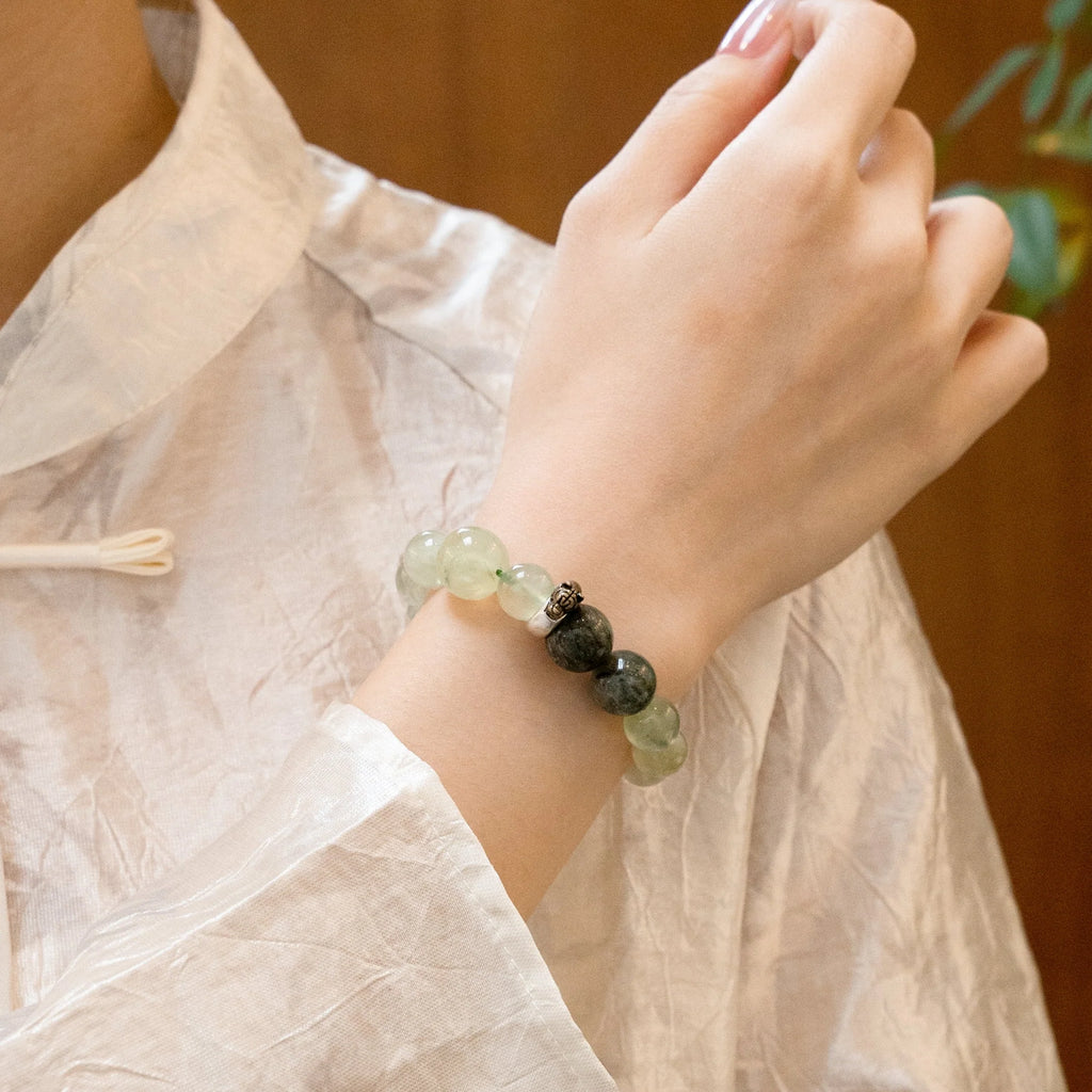 虎年生肖守護手鍊 – 葡萄石與拉長石，象徵勇氣