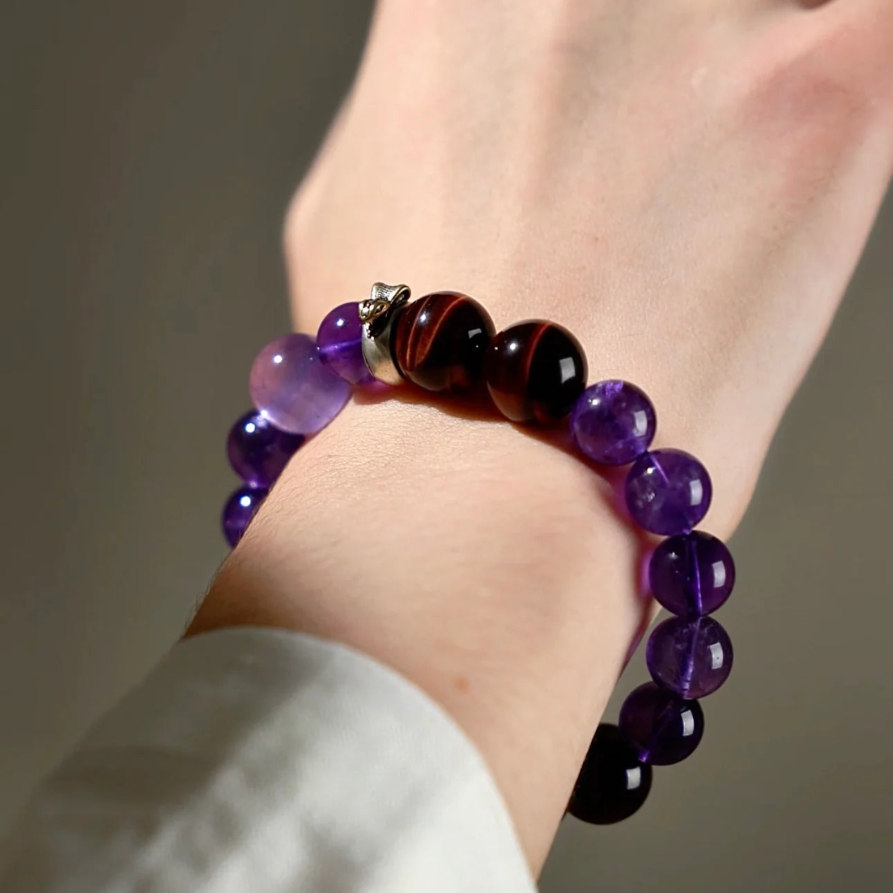 蛇生肖守護手鍊 – 紫水晶與紅虎眼石，幫助您專注